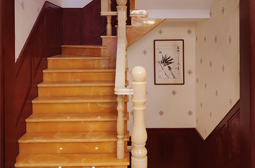 得荣中式别墅室内汉白玉石楼梯的定制安装装饰效果